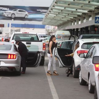 Operan sin permiso cinco empresas de taxis ejecutivos