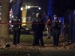 Policías resguardan el sitio donde se registró el tiroteo en Chicago. AP/Chicago Tribune/T. James
