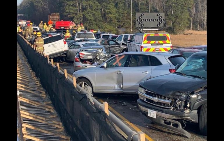 El accidenteobligó a cerrar la circulación en ambas direcciones en la autopista Interesatatal 64 en el tramo del condado de York, en Virginia. AP/Virginia State Police