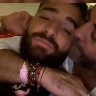 Maluma se muestra cariñoso con un hombre maduro