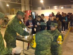Reparto de bebidas calientes y pan en las instalaciones del hospital general “Salvador Zubirán” en Chihuahua.TWITTER@SEDENAmx