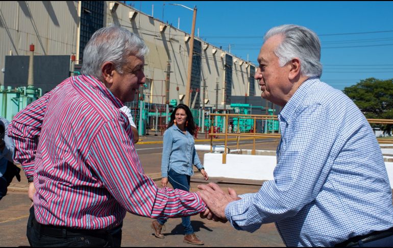 Andrés Manuel López Obrador con Manuel Bartlett Díaz en la visitaa  las instalaciones de la planta termoeléctrica en Manzanillo, Colima. NTX/G. Lun