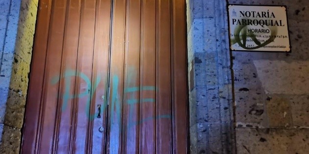 Detienen a dos por grafitear la Catedral y otros monumentos en el Centro Hist&oacute;rico