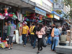 Pese al tumulto de gente que se ve en el lugar, los comerciantes aseguran que las ventas son menores a las del año pasado. EL INFORMADOR / E. Barrera