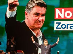 Zoran Milanovic saluda a sus seguidores en Zagreb. Disputará la presidencia en una segunda vuelta el 5 de enero. AP/D. Bandic