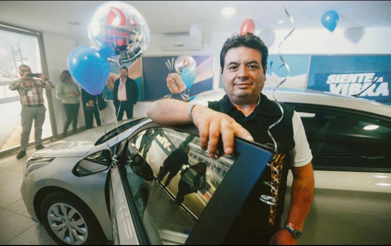 Premiado. El señor Guillermo Chávez posa junto a su coche nuevo. EL INFORMADOR / G. Gallo