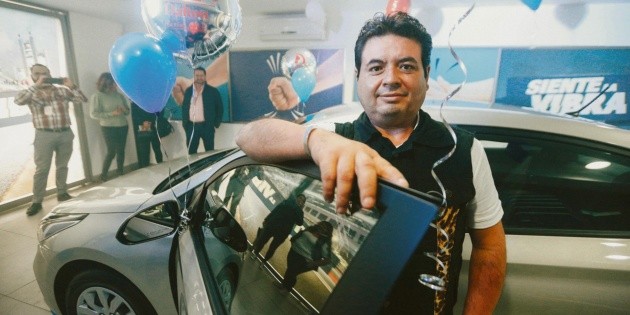 Fiestas de Octubre entrega coche a ganador de sorteo