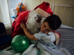Así como Santa Claus, decenas de personas acuden a los Hospitales Civiles a dar comida y regalos. EL INFORMADOR / G. Gallo
