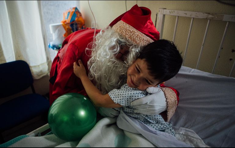 Así como Santa Claus, decenas de personas acuden a los Hospitales Civiles a dar comida y regalos. EL INFORMADOR / G. Gallo