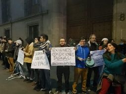 Con el grito de ''¡No vivimos del aplauso!'' la comunidad ha bloqueó al menos dos accesos de Palacio Nacional, con el objetivo de que el Presidente López Obrador los reciba en su conferencia matutina. TWITTER / @El_Universal_Mx