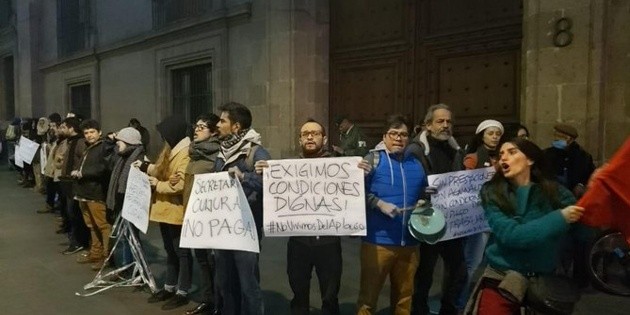 Comunidad art&iacute;stica se manifiesta fuera de Palacio Nacional