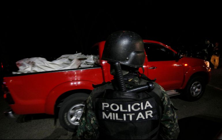 Cuerpos de reos fallecidos en la cárcel en El Porvenir llegan a la morgue en Tegucigalpa. AFP