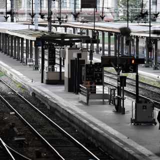 Huelgas en Francia dejan a varias personas sin transporte en Navidad