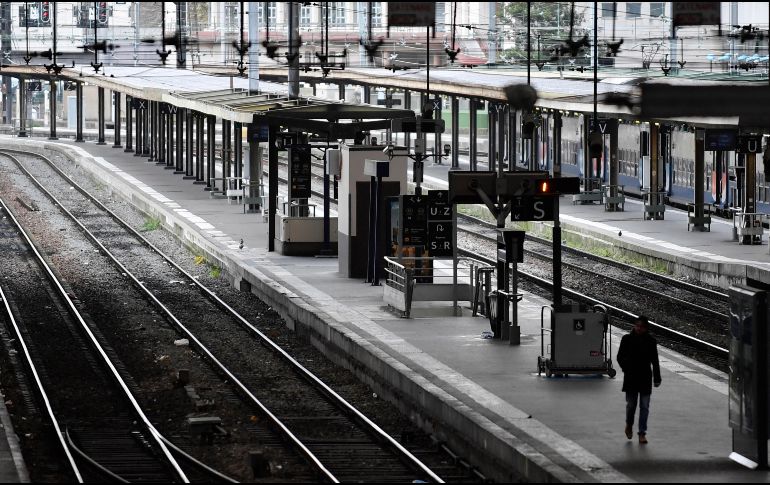 Este lunes sólo circula un número limitado de trenes, por lo que los usuarios deben buscar otra forma de transportarse. EFE/J. de Rosa