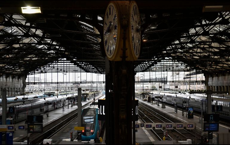 Este lunes sólo circula un número limitado de trenes, por lo que los usuarios deben buscar otra forma de transportarse. EFE/J. de Rosa