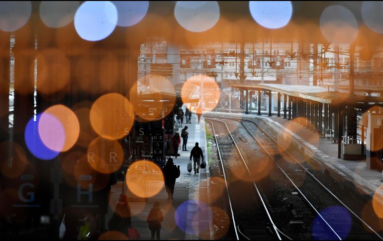 Este lunes sólo circula un número limitado de trenes, por lo que los usuarios deben buscar otra forma de transportarse. EFE/J. de Rosa