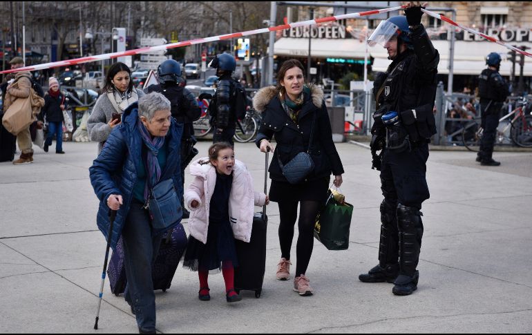 Este lunes sólo circula un número limitado de trenes, por lo que los usuarios deben buscar otra forma de transportarse. EFE/J. de Rosa