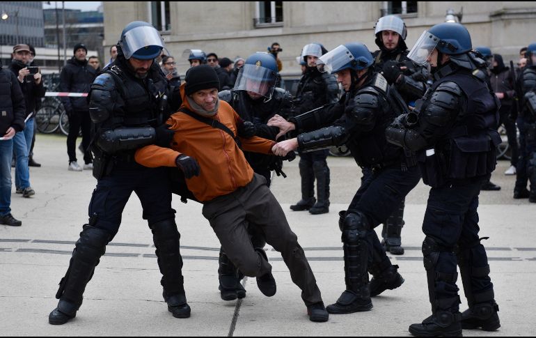 Este lunes sólo circula un número limitado de trenes, por lo que los usuarios deben buscar otra forma de transportarse. EFE/J. de Rosa