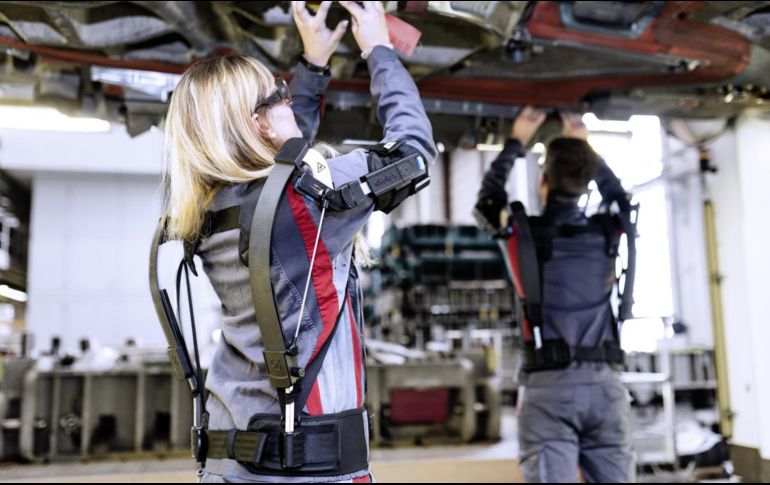 Los exoesqueletos vienen a aportar un valioso apoyo para las personas y Audi se encuentra probando estos elementos en la fábrica de Ingolstadt, Alemania. ESPECIAL