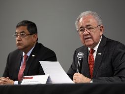 El director deneral de la Agencia Federal de Aviación, Rodrigo Vázquez (i); y el secretario de Comunicaciones y Transportes, Javier Jiménez Espriú (d), durante la rueda de prensa. EFE/S. Gutiérrez
