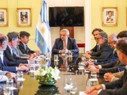 La legislación otorga poderes especiales al presidente Fernández, como establecer aumentos salariales obligatorios para el sector privado. TWITTER/alferdez