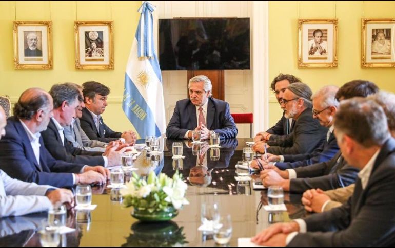 La legislación otorga poderes especiales al presidente Fernández, como establecer aumentos salariales obligatorios para el sector privado. TWITTER/alferdez