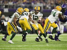 El quarterback de los Packers, Aaron Rodgers (#12) lanzó para 216 yardas en el juego de ayer. AFP/ESPECIAL
