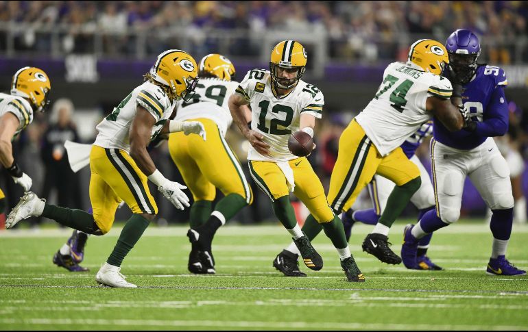 El quarterback de los Packers, Aaron Rodgers (#12) lanzó para 216 yardas en el juego de ayer. AFP/ESPECIAL