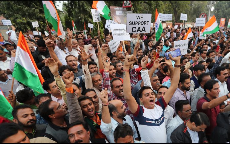 Las protestas estallaron después de que la Cámara Alta del Parlamento aprobara una enmienda a la Ley de Ciudadanía, que busca favorecer a quienes llegaron de Afganistán, Bangladesh o Pakistán. AP / A. Solanki
