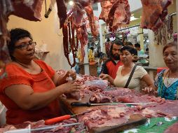 Las carnicerías y pollerías se llenan de gente que buscan conseguir lo necesario para la cena de Navidad. NTX / ARCHIVO