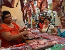 Las carnicerías y pollerías se llenan de gente que buscan conseguir lo necesario para la cena de Navidad. NTX / ARCHIVO