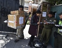 Fotografía que muestra a miembros de la Policía Boliviana en el acceso de la Embajada de México este lunes, en La Paz. EFE