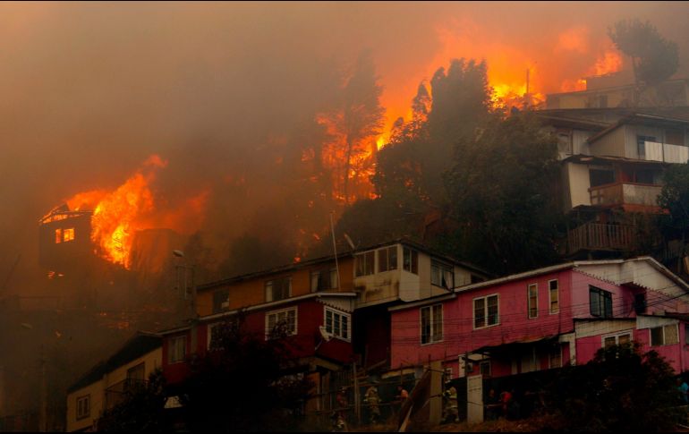 El Cuerpo de Bomberos de Valparaíso se desplegó en la zona para contener las llamas, además de recibir el apoyo de la unidad aledaña de Viña del Mar y otros cuerpos vecinos. AFP/R. Zamora-ATON CHILE