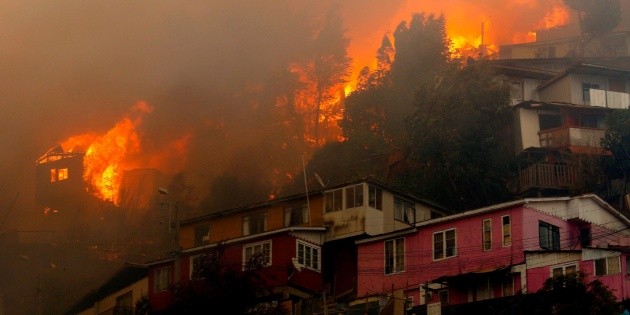 Incendio forestal en Chile afecta a 50 viviendas