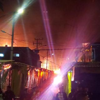 Extinguido en 80% el incendio en mercado de La Merced, en la Ciudad de México