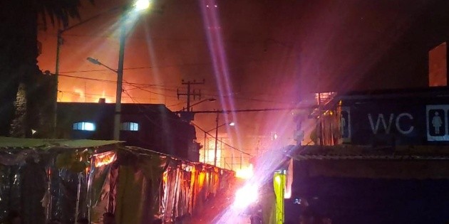 Extinguido en 80% el incendio en mercado de La Merced, en la Ciudad de M&eacute;xico