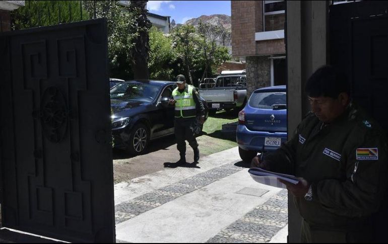 Policía Boliviana en el acceso de la Embajada de México. EFE