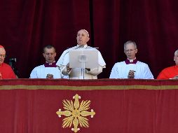 El papa Francisco en el balcón central de la basílica de San Pedro para la bendición Urbi et Orbi. AFP/A. Pizzoli