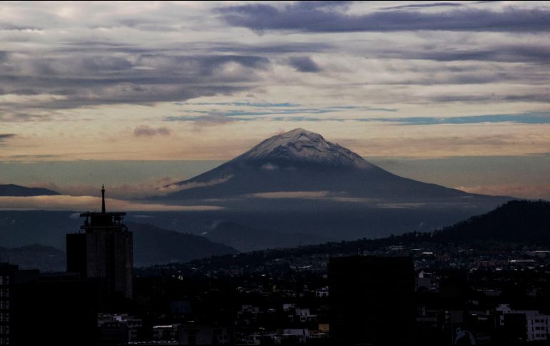 Desde esta mañana y al momento del reporte se observa la emisión de gases volcánicos que se dispersan al noreste. NTX / ARCHIVO