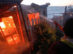 Informan que 25 brigadas forestales civiles y militares, 12 unidades de bomberos, siete aviones cisterna y de observación y 11 helicópteros combaten las llamas. EFE/L. Torchio