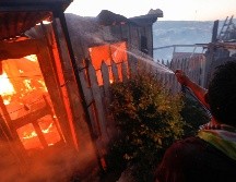 Informan que 25 brigadas forestales civiles y militares, 12 unidades de bomberos, siete aviones cisterna y de observación y 11 helicópteros combaten las llamas. EFE/L. Torchio