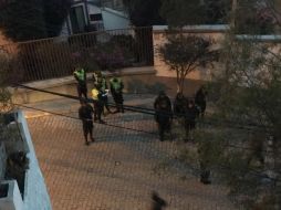 El funcionario compartió tres fotografías en las que se aprecia a elementos de la policía y camionetas rotuladas con la leyenda 