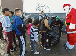 Seguidores del FC Juárez sorprendieron a los infantes. AFP