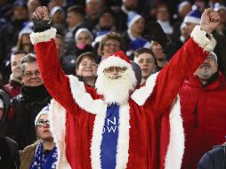 En el Boxing Day, algunos aficionados se van disfrazados con motivos navideños. AFP