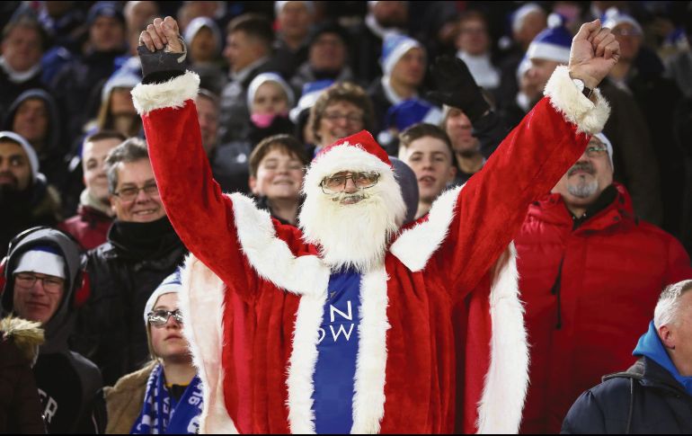 En el Boxing Day, algunos aficionados se van disfrazados con motivos navideños. AFP