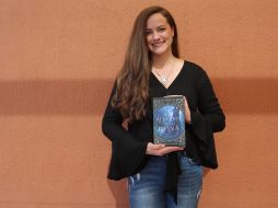 Rebecca Ross muestra su más reciente publicación. EL INFORMADOR/E. Barrera