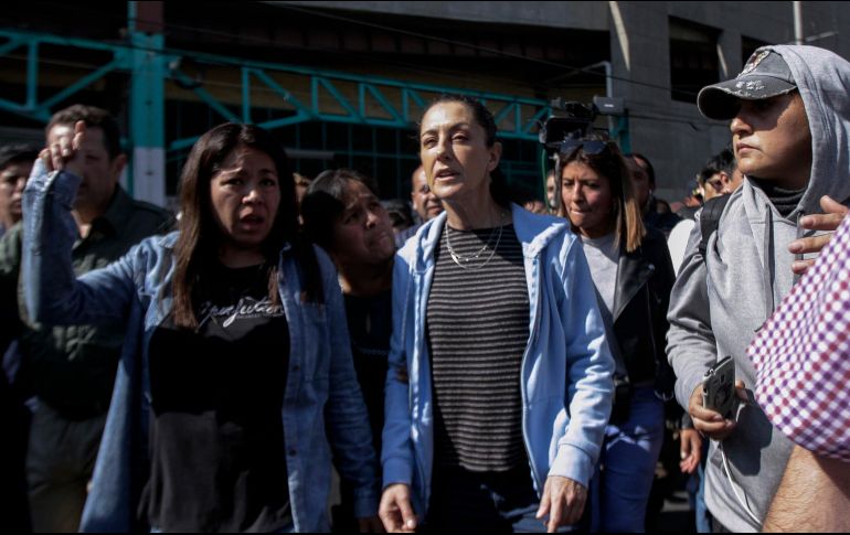 Claudia Sheinbaum realizó un recorrido en los restos del mercado La Merced. NTX / R. Solis