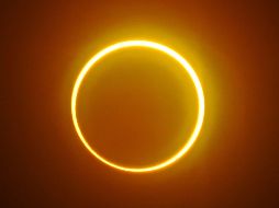 Un eclipse de estas características se produce cuando la luna no está lo bastante cerca de la Tierra para cubrir completamente el sol, dejando ver un fino anillo solar. AFP / F. Cabrera
