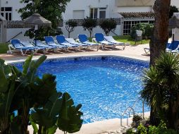 La piscina donde un hombre y dos de sus hijos fallecieron ahogados en la urbanización Club La Costa de Mijas, en Málaga. EFE/ARCHIVO