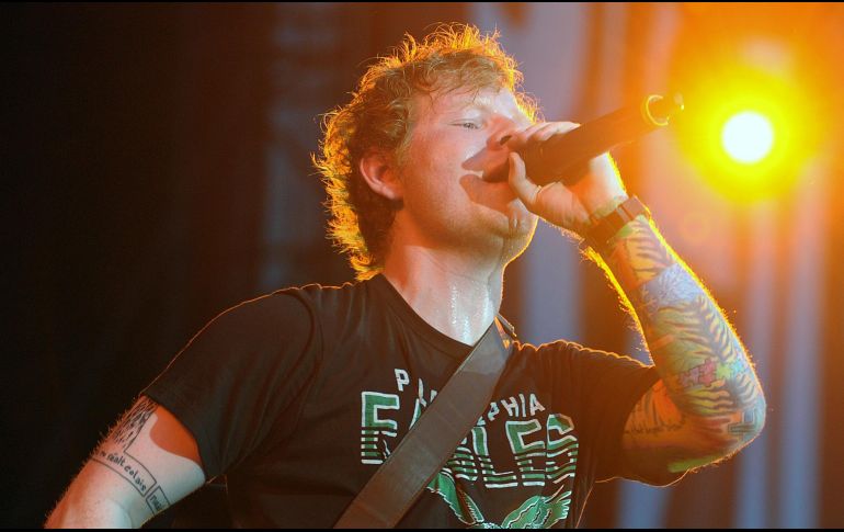 Sheeran ha sido nombrado artista de la década por la Official Charts Company por conseguir el récord de doce números uno en las listas oficiales de éxitos. AP / ARCHIVO
